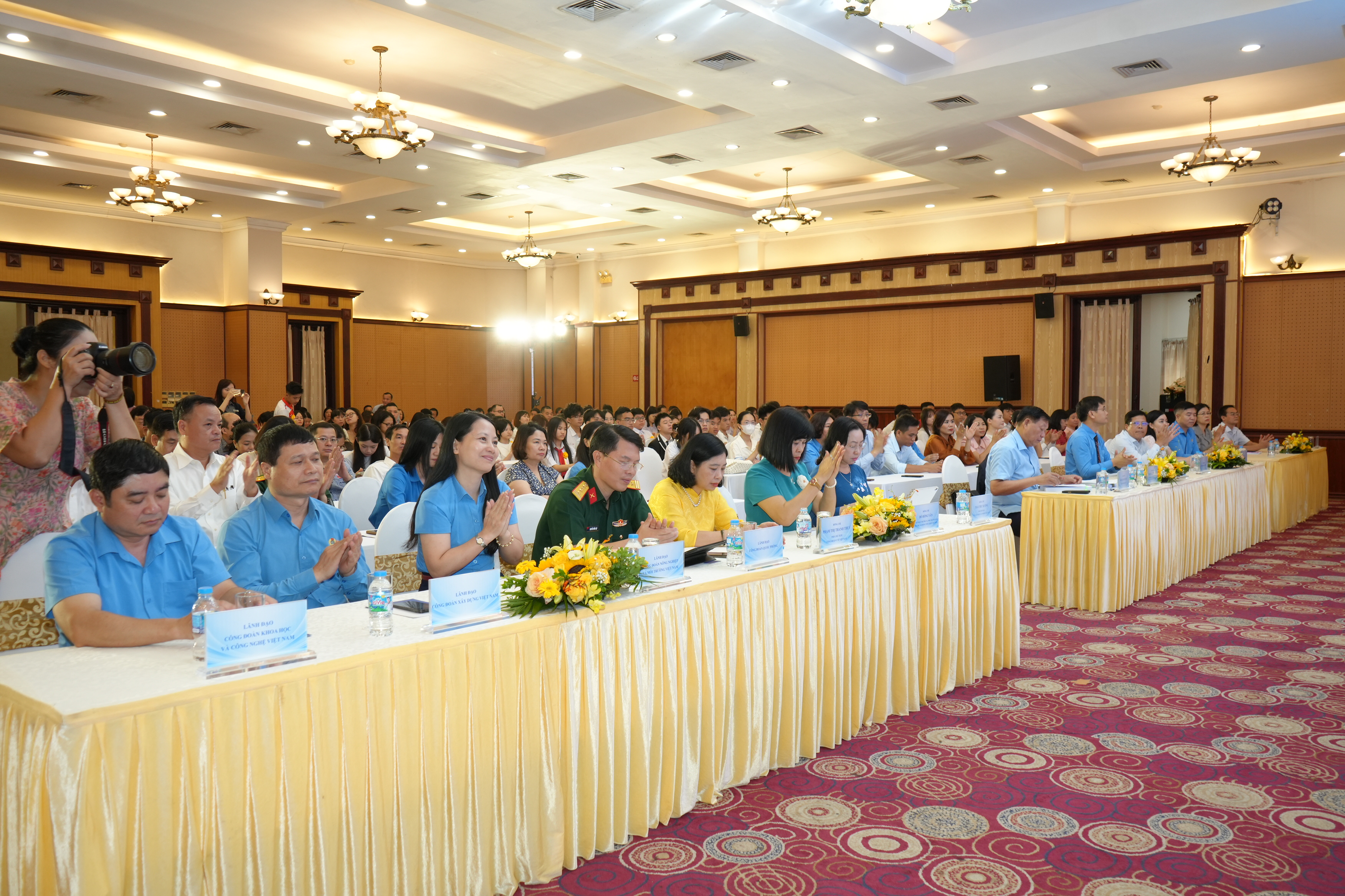 HAI CÔNG ĐOÀN VIÊN VÀ HAI CHÁU CON VIÊN CHỨC TRƯỜNG ĐẠI HỌC DƯỢC HÀ NỘI ĐƯỢC CÔNG ĐOÀN Y TẾ VIỆT NAM BIỂU DƯƠNG